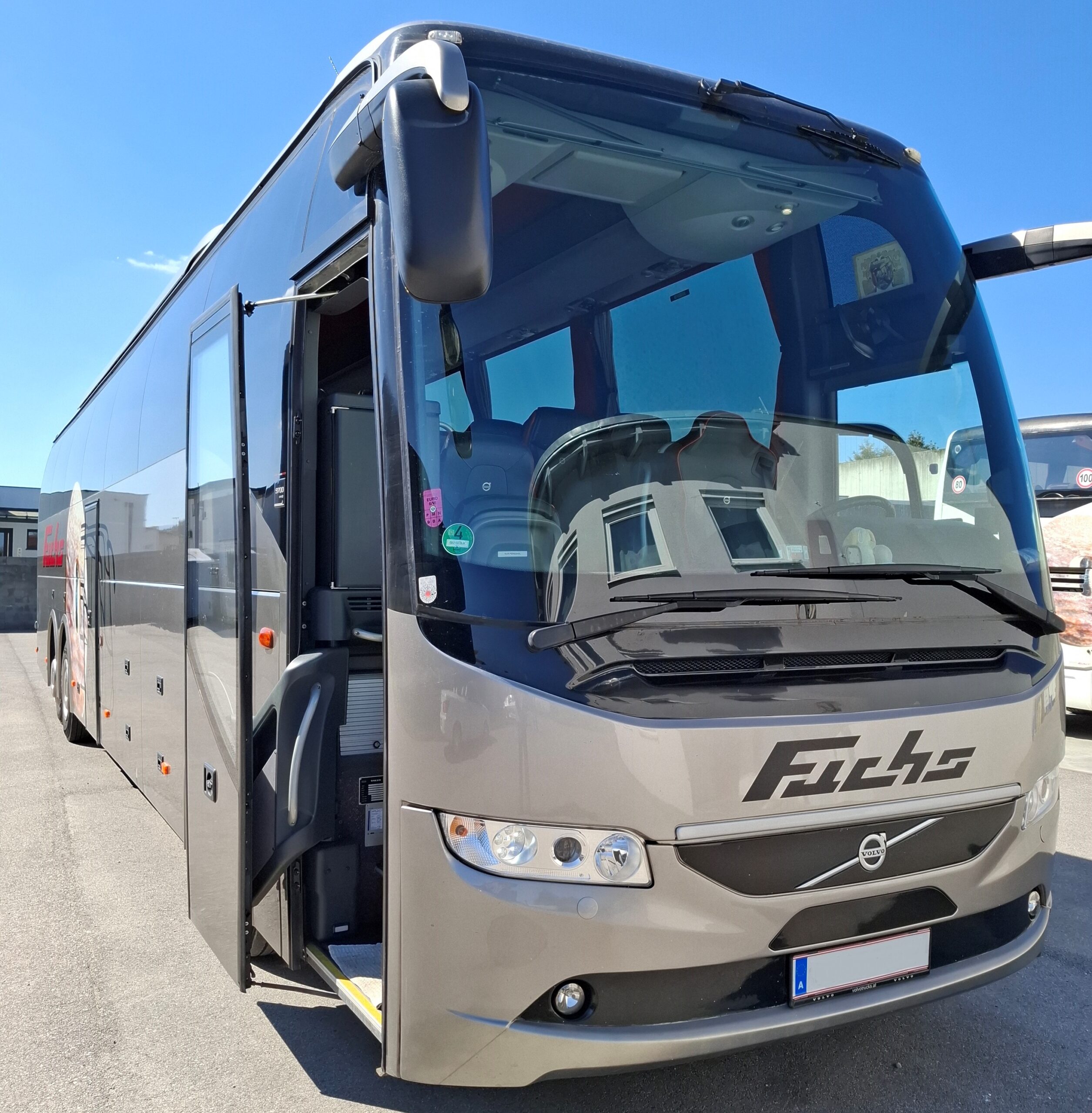 großer Reisebus 60 Sitzplätze Seitenansicht