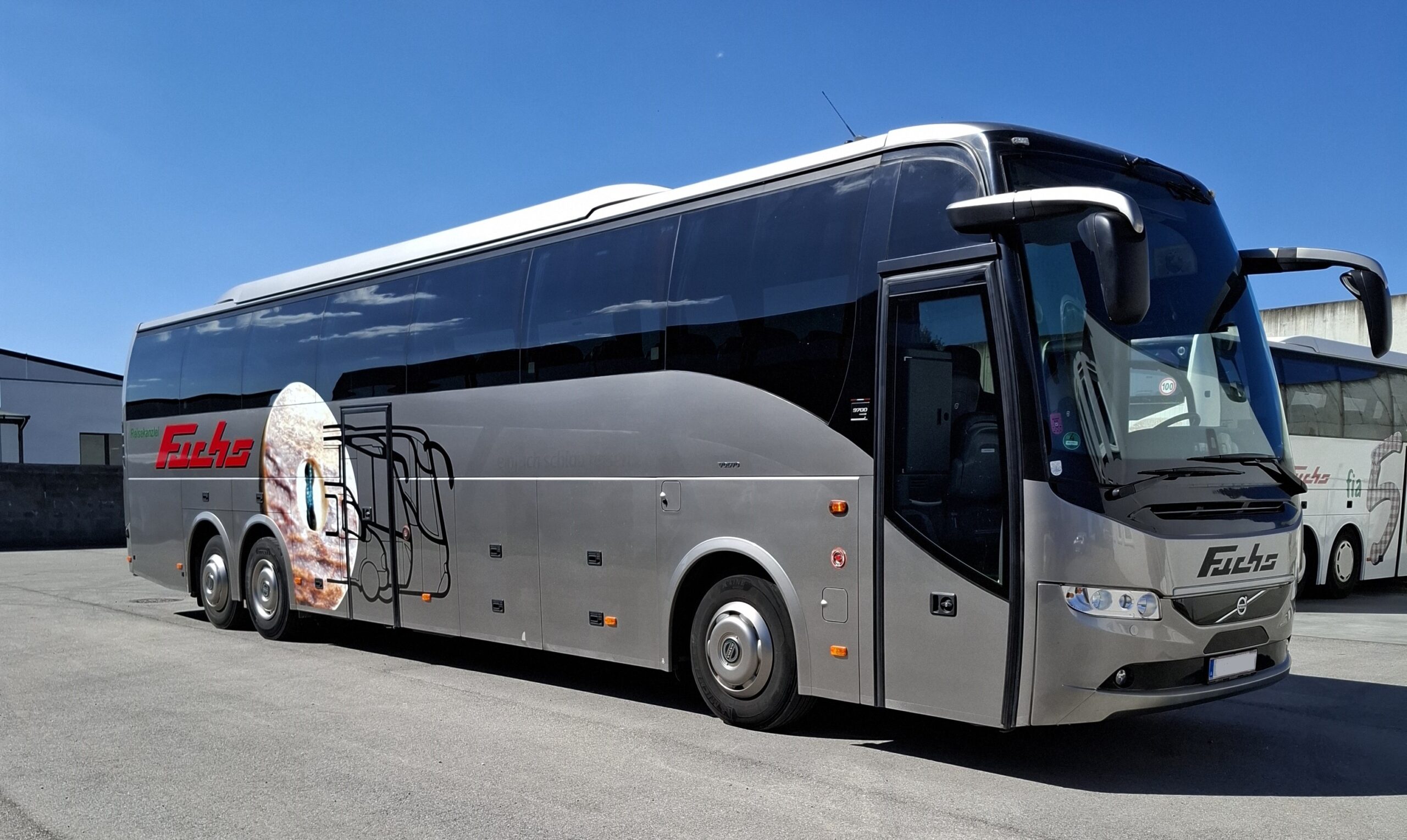 großer Reisebus 60 Sitzplätze Seitenansicht