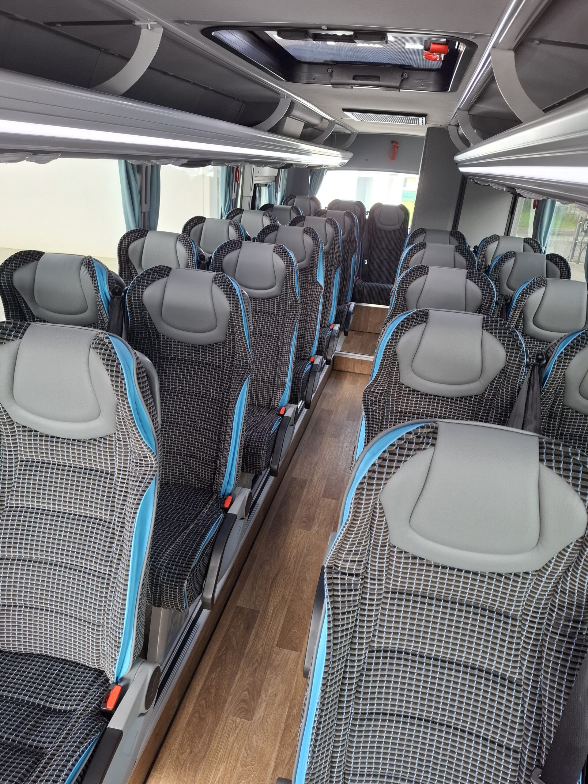 kompakter Luxusreisebus 26 Sitzplätze Seitenansicht