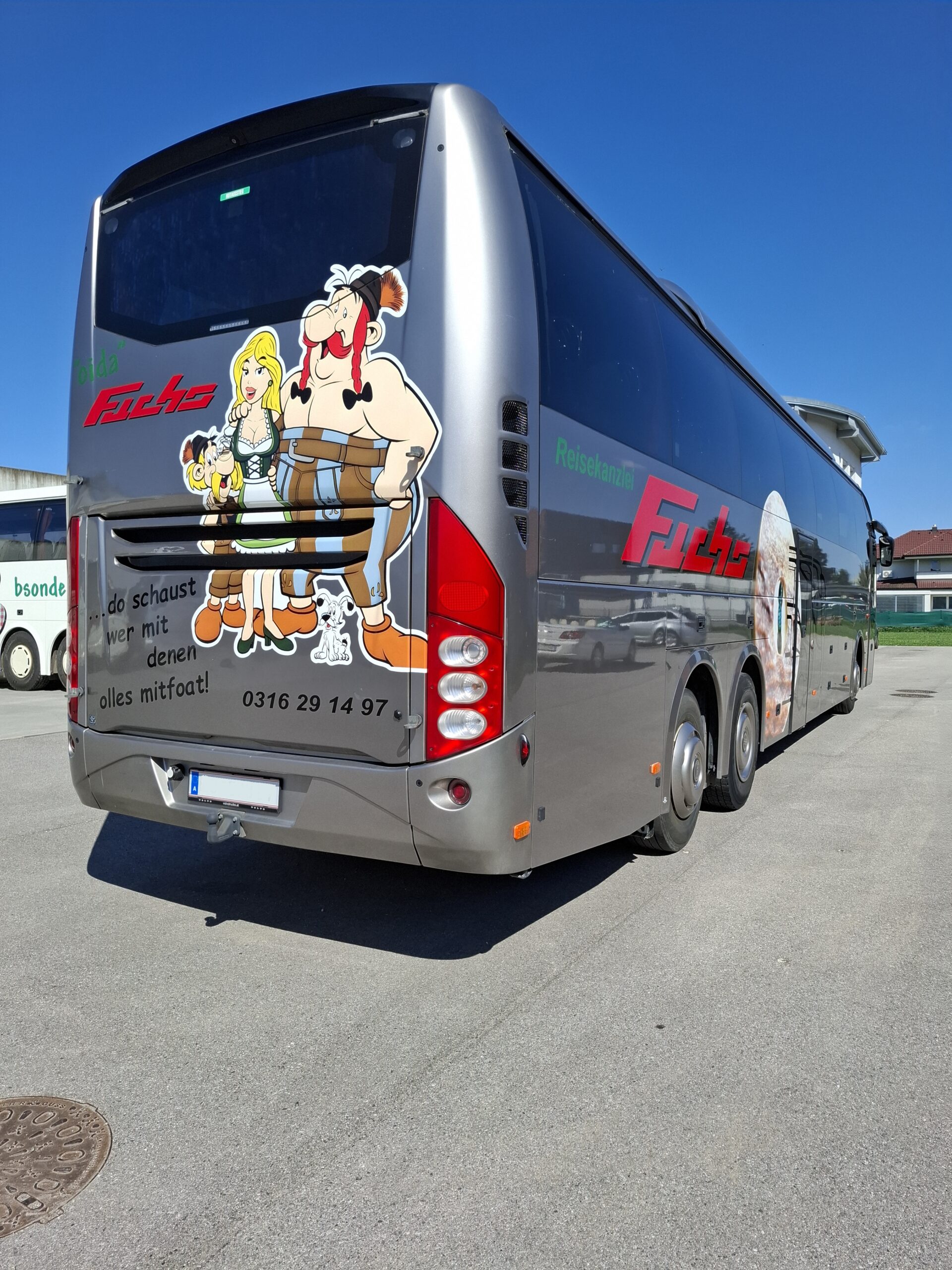 großer Reisebus 60 Sitzplätze Seitenansicht / Reisekanzlei Fuchs Steiemark