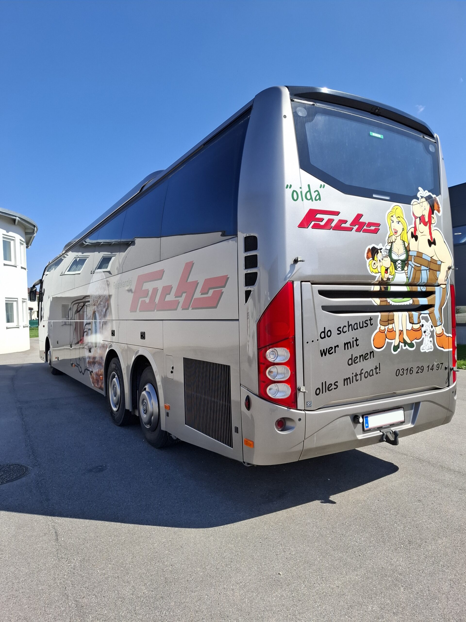 großer Reisebus 60 Sitzplätze Seitenansicht / Reisekanzlei Fuchs Steiemark