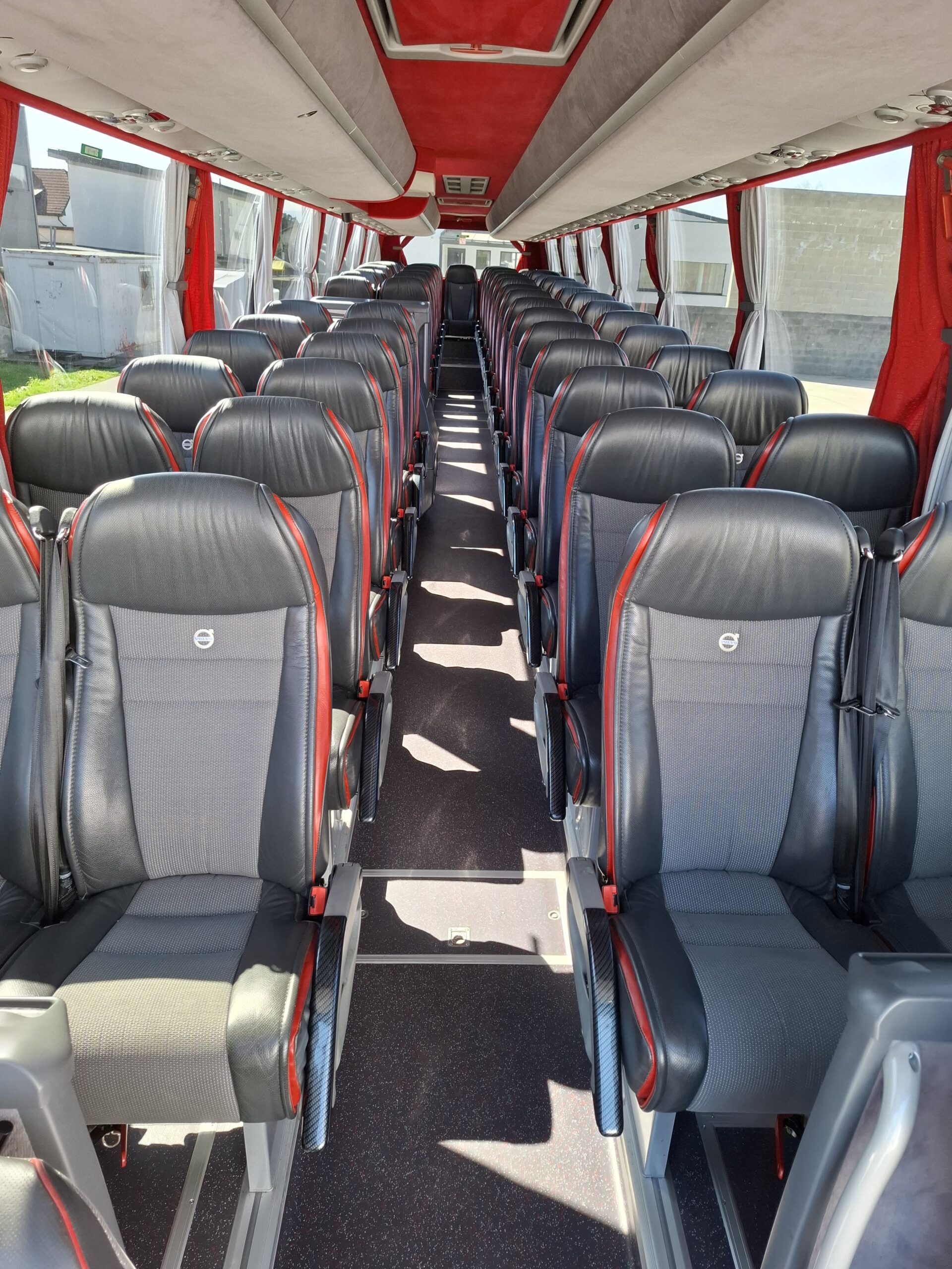 großer Reisebus 60 Sitzplätze Seitenansicht / Reisekanzlei Fuchs Steiemark