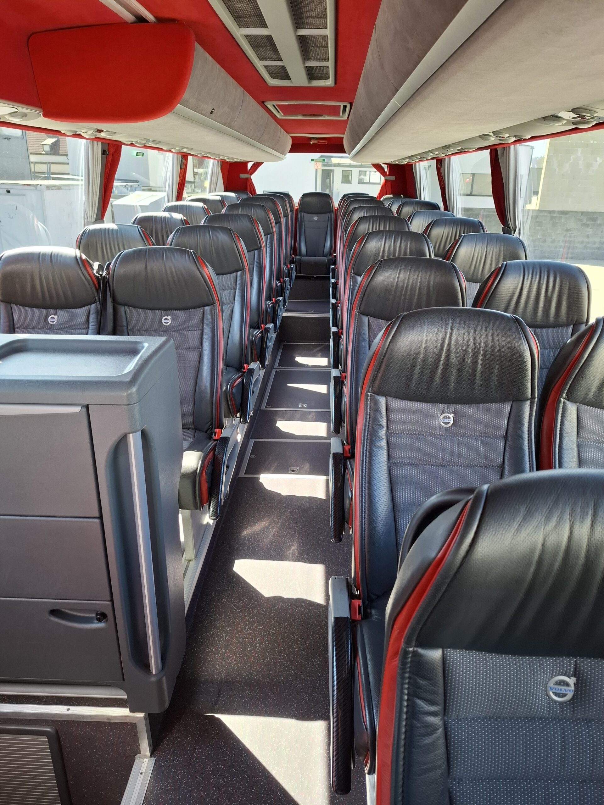 großer Reisebus 60 Sitzplätze Seitenansicht / Reisekanzlei Fuchs Steiemark
