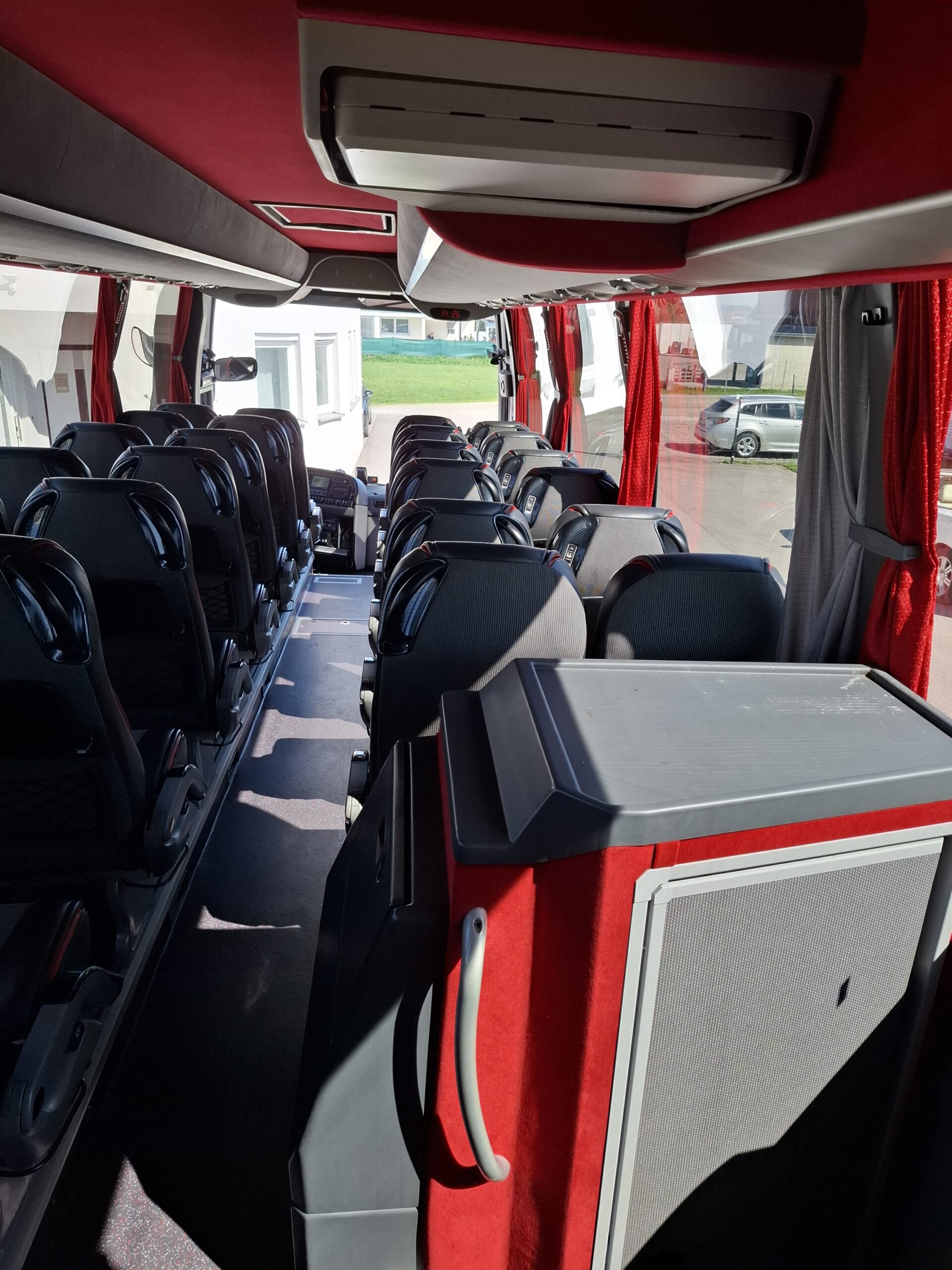 großer Reisebus 60 Sitzplätze Seitenansicht / Reisekanzlei Fuchs Steiemark