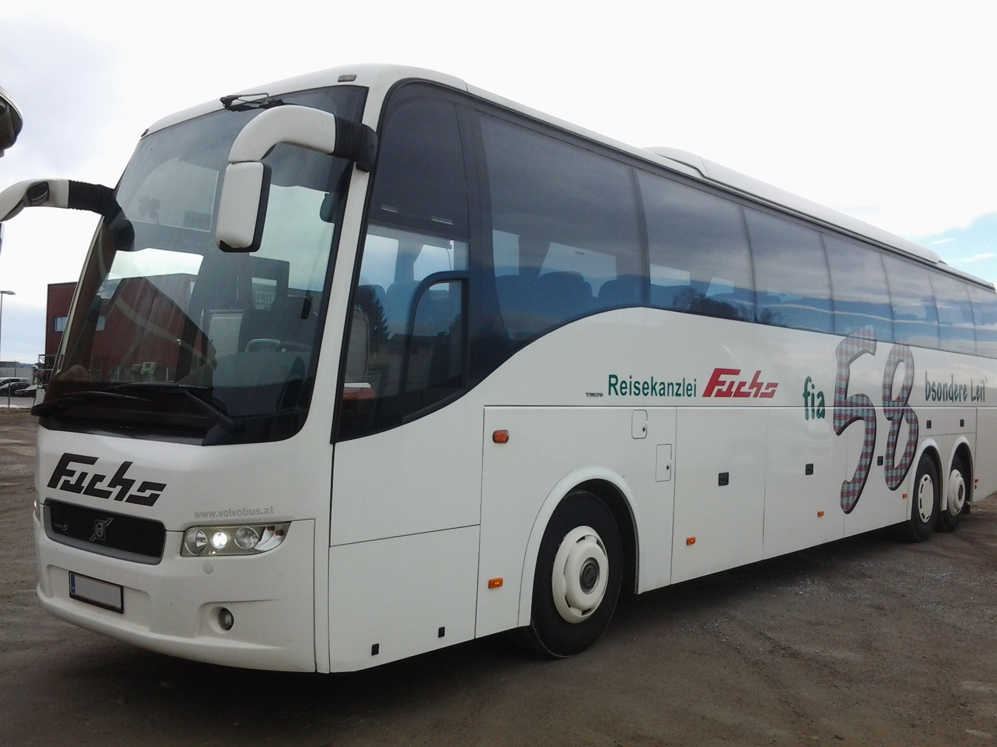 großer Reisebus 58 Sitzplätze Seitenansicht