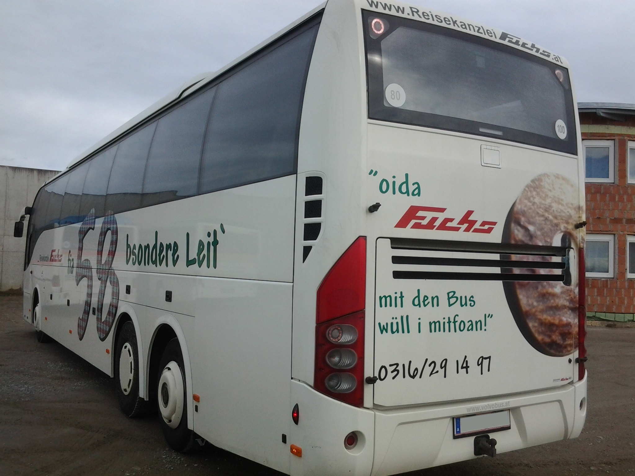 großer Reisebus 58 Sitzplätze Seitenansicht
